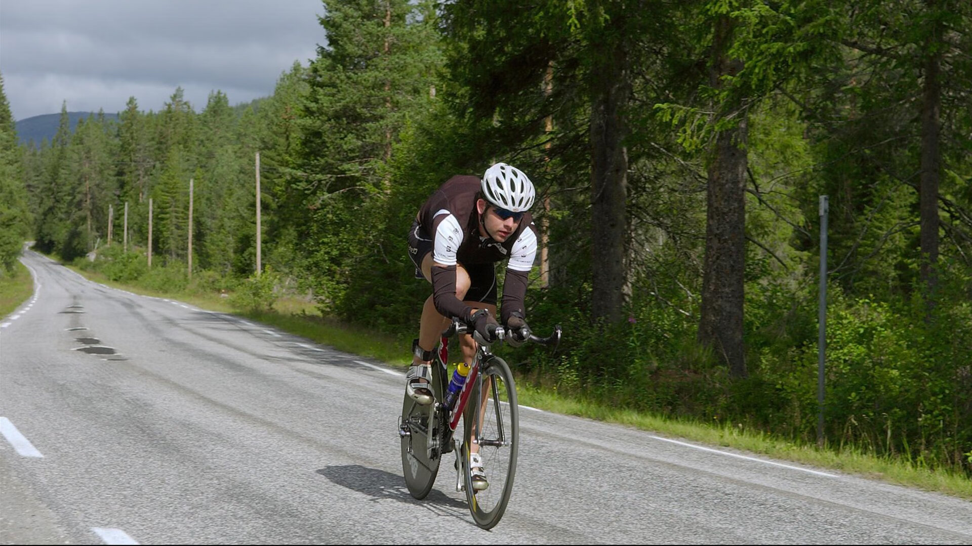 九游娱乐官网 (JIUYOU)-拉恩：全黑队外线的重要进攻手段，突破速度让对手防不胜防，拉恩对费雷拉
