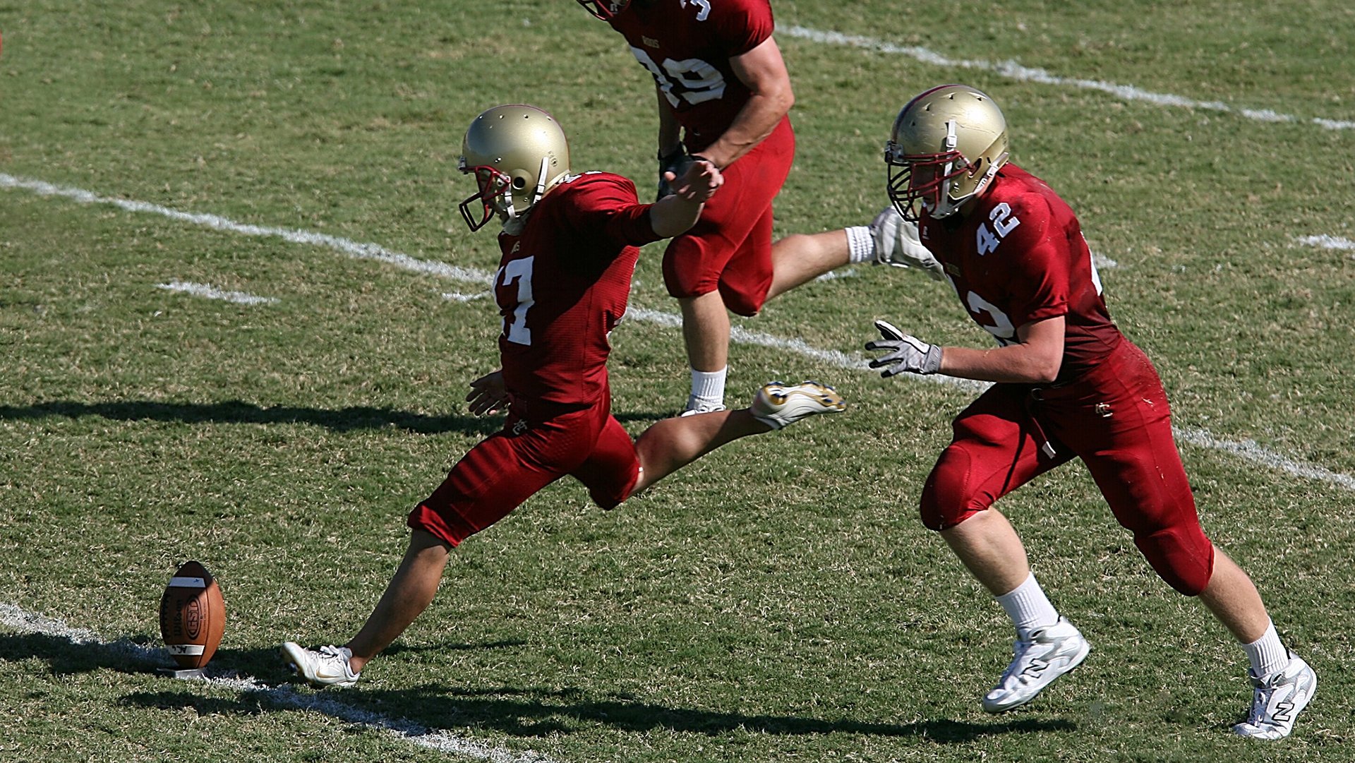 伊朗球员被雪砸中仍坚持比赛，获全场掌声，伊朗踢中国把球停在球门口